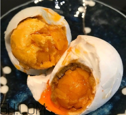 咸蛋黃流心飯團(tuán)怎么做 咸蛋黃流心飯團(tuán)的做法 咸蛋黃流心飯團(tuán)怎么做 咸蛋黃流心飯團(tuán)的做法