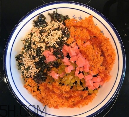 咸蛋黃流心飯團(tuán)怎么做 咸蛋黃流心飯團(tuán)的做法 咸蛋黃流心飯團(tuán)怎么做 咸蛋黃流心飯團(tuán)的做法