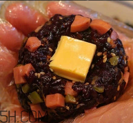 咸蛋黃流心飯團(tuán)怎么做 咸蛋黃流心飯團(tuán)的做法 咸蛋黃流心飯團(tuán)怎么做 咸蛋黃流心飯團(tuán)的做法