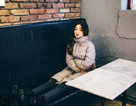 羽絨服和皮草哪個(gè)暖和？皮草暖和還是羽絨服暖和？