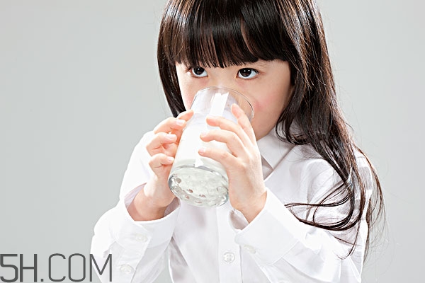 睡前喝什么牛奶好 熱牛奶還是冷牛奶 睡前喝什么牛奶好 熱牛奶還是冷牛奶