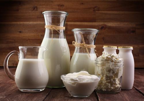 睡覺前喝熱牛奶好嗎 睡前喝熱牛奶有什么好處 睡覺前喝熱牛奶好嗎 睡前喝熱牛奶有什么好處