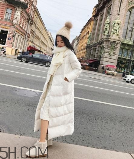 白色羽絨服配什么鞋子？白色羽絨服搭配鞋子圖片