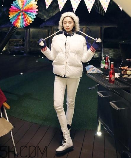 白色羽絨服配什么鞋子？白色羽絨服搭配鞋子圖片
