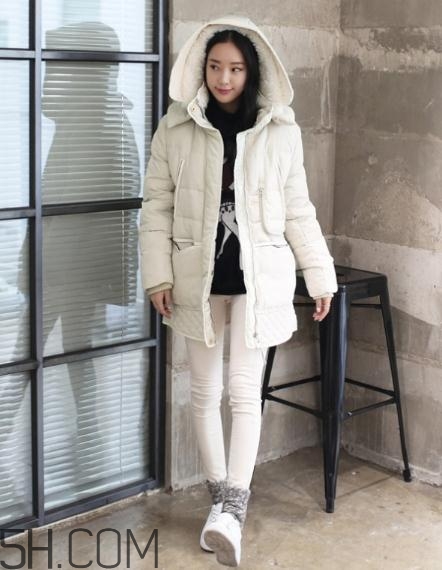 白色羽絨服配什么褲子？白色羽絨服搭配褲子圖片