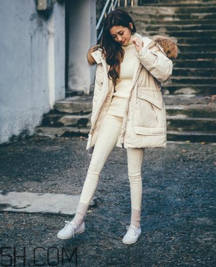 白色羽絨服配什么褲子？白色羽絨服搭配褲子圖片