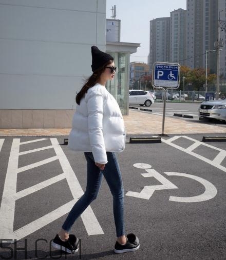 白色羽絨服配什么褲子？白色羽絨服搭配褲子圖片
