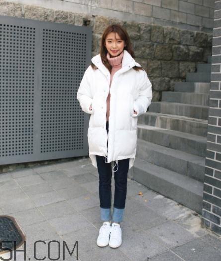 白色羽絨服配什么褲子？白色羽絨服搭配褲子圖片