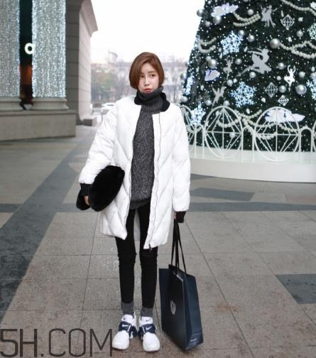 白色羽絨服配什么褲子？白色羽絨服搭配褲子圖片