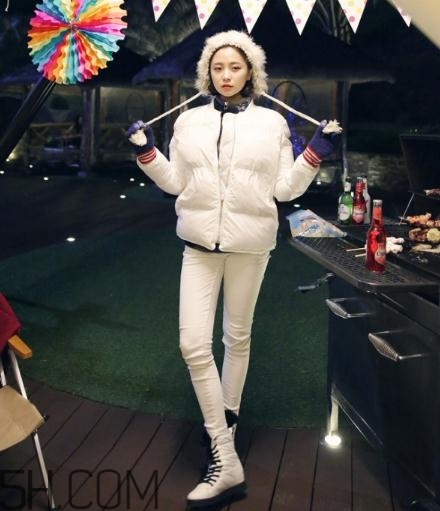 白色羽絨服配什么褲子？白色羽絨服搭配褲子圖片