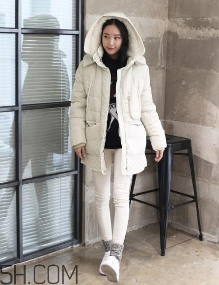 白色羽絨服配什么顏色毛衣？白色羽絨服搭配毛衣圖片