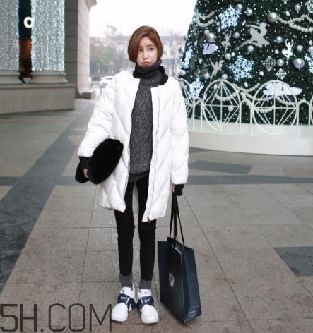 白色羽絨服配什么顏色毛衣？白色羽絨服搭配毛衣圖片