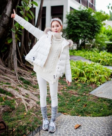 白色羽絨服配什么顏色毛衣？白色羽絨服搭配毛衣圖片