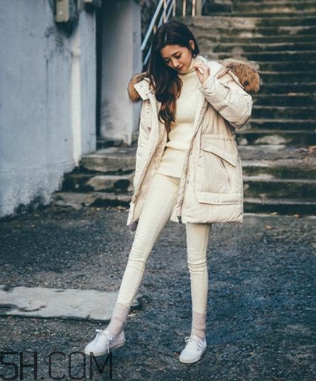 白色羽絨服配什么顏色毛衣？白色羽絨服搭配毛衣圖片