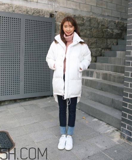 白色羽絨服配什么顏色毛衣？白色羽絨服搭配毛衣圖片