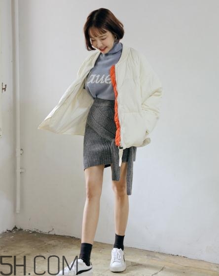 白色羽絨服配什么顏色毛衣？白色羽絨服搭配毛衣圖片