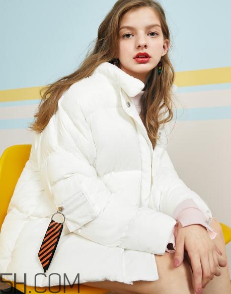 白色羽絨服怎么保存不發(fā)黃？白色羽絨服怎么打理？