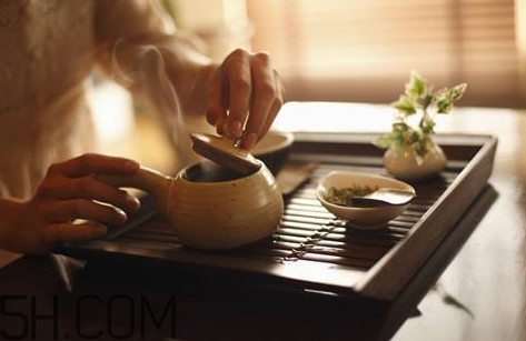 玫瑰花茶能和蜂蜜一起喝嗎？玫瑰花茶能放冰糖嗎