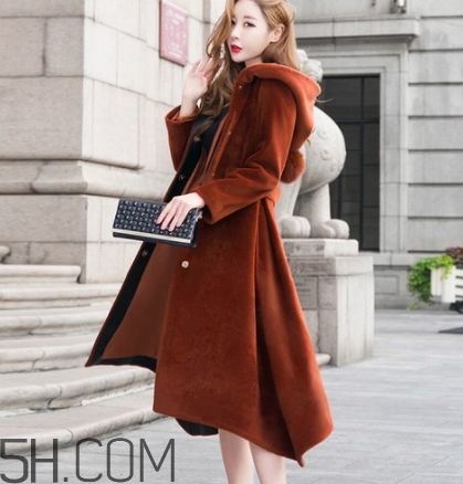 焦糖色衣服怎么搭配？焦糖色衣服搭配示范