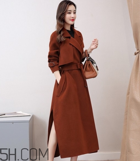 焦糖色衣服怎么搭配？焦糖色衣服搭配示范