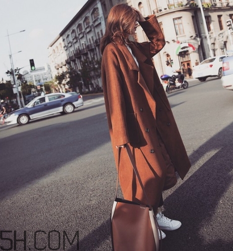 焦糖色衣服怎么搭配？焦糖色衣服搭配示范