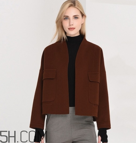 焦糖色衣服怎么搭配？焦糖色衣服搭配示范