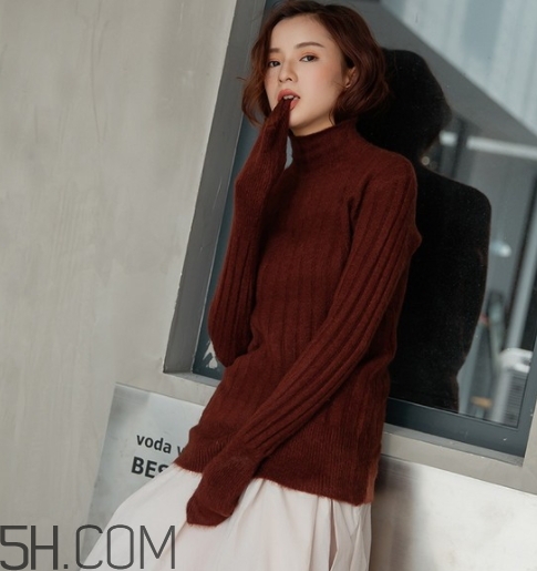 焦糖色衣服怎么搭配？焦糖色衣服搭配示范