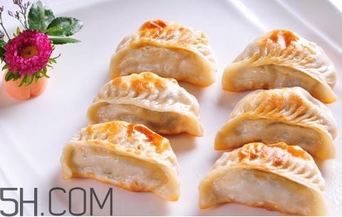 煎餃?zhǔn)窍戎笫爝€是蒸熟？煎餃和鍋貼有什么區(qū)別