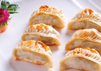 煎餃?zhǔn)窍戎笫爝€是蒸熟？煎餃和鍋貼有什么區(qū)別