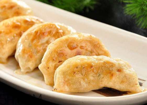 煎餃?zhǔn)窍戎笫爝€是蒸熟？煎餃和鍋貼有什么區(qū)別