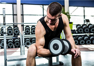 啞鈴彎舉可以天天練嗎？啞鈴彎舉手腕疼是什么原因？