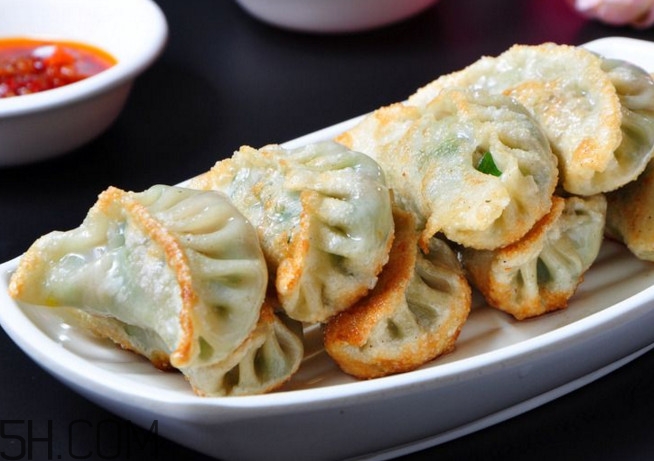 煎餃?zhǔn)窍戎笫爝€是蒸熟？煎餃和鍋貼有什么區(qū)別