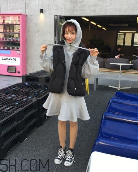 羽絨馬甲怎么搭配好看？羽絨馬甲搭配圖片