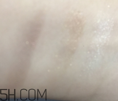 眼影可以帶上飛機嗎？眼影可以托運嗎？