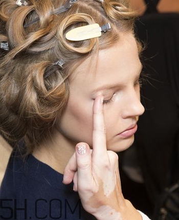 眼影可以用手指涂嗎？哪種眼影適合用手指涂