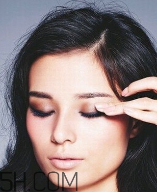 眼影可以用手指涂嗎？哪種眼影適合用手指涂