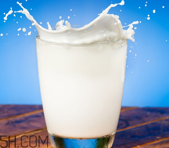 可樂和牛奶混在一起能喝嗎？可樂不能和什么一起喝