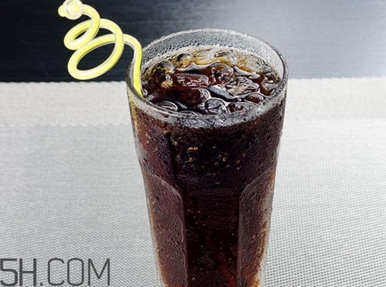 可樂和牛奶混在一起能喝嗎？可樂不能和什么一起喝