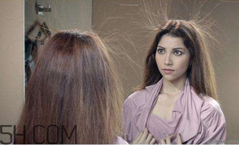 觸電是電流還是電壓？為何冬季手摸金屬會(huì)有觸電的感覺