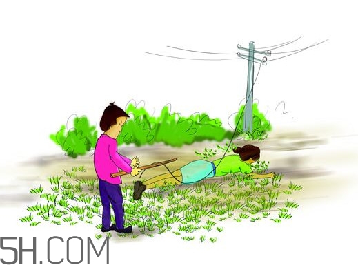 人穿著塑料拖鞋會觸電嗎？220V家用電觸電能使人致殘致死嗎