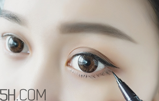 秋冬適合什么妝容？怎樣涂口紅好看？