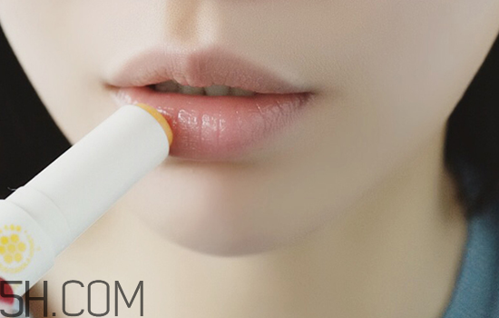 秋冬適合什么妝容？怎樣涂口紅好看？