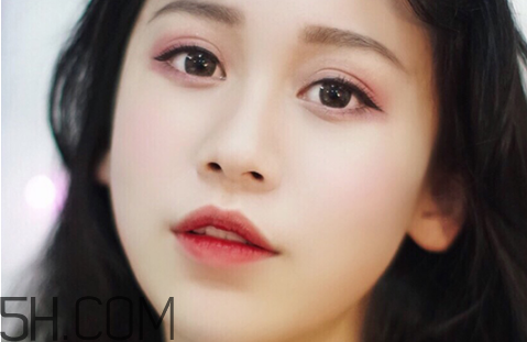 秋冬適合什么妝容？怎樣涂口紅好看？