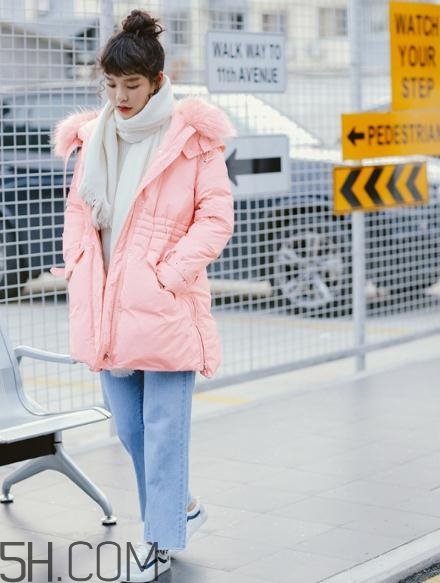粉色羽絨服怎么搭配？粉色羽絨服搭配圖片