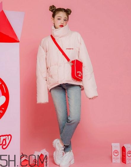 粉色羽絨服怎么搭配？粉色羽絨服搭配圖片
