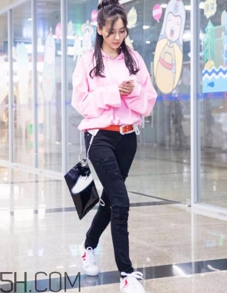 粉色衛(wèi)衣怎么搭配？粉色衛(wèi)衣搭配圖片