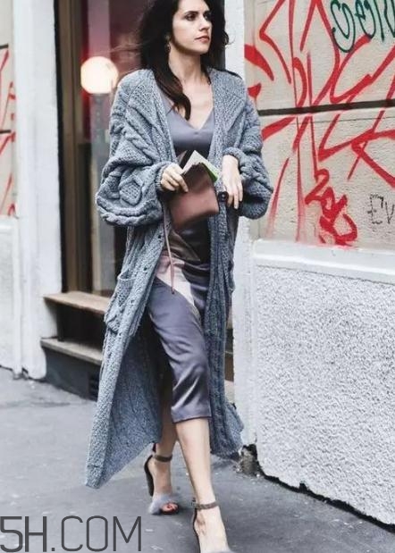 毛衣外套怎么搭配？毛衣外套里面配什么？