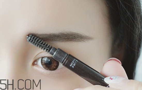 秋冬適合什么妝容？怎樣涂口紅好看？