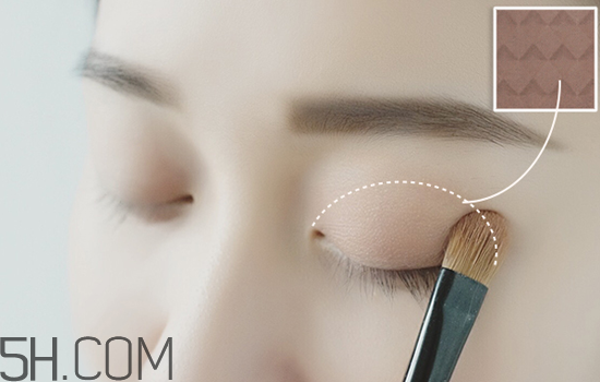 秋冬適合什么妝容？怎樣涂口紅好看？