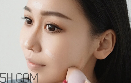 秋冬適合什么妝容？怎樣涂口紅好看？